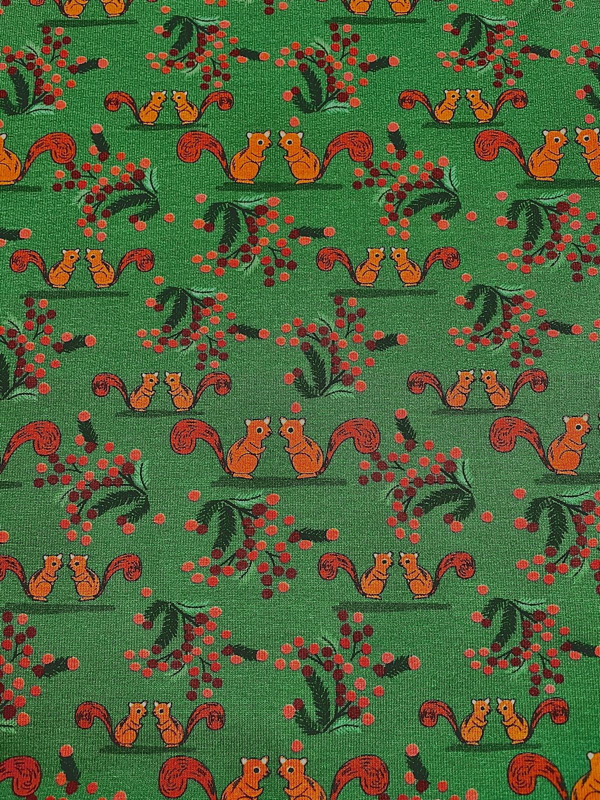  French Terry grün mit  kleinen Eichhörnchen und Blumen